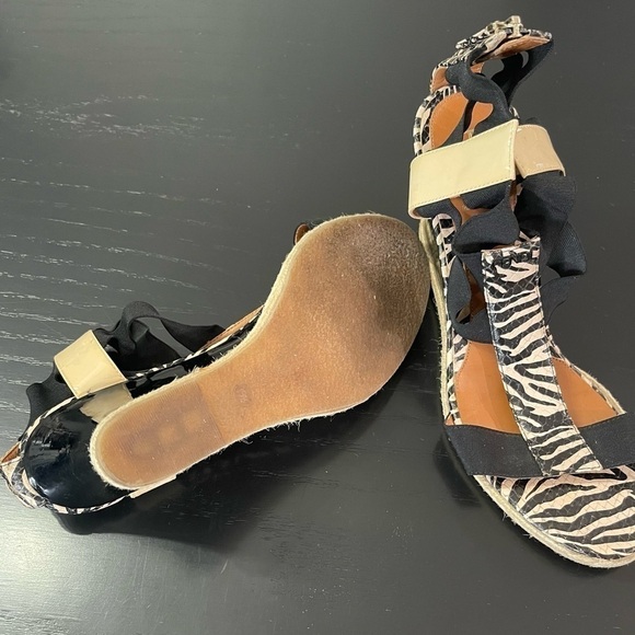 Fendi Carioca Zebra Printed Leather Wedge Sandals - Picture 12 of 12